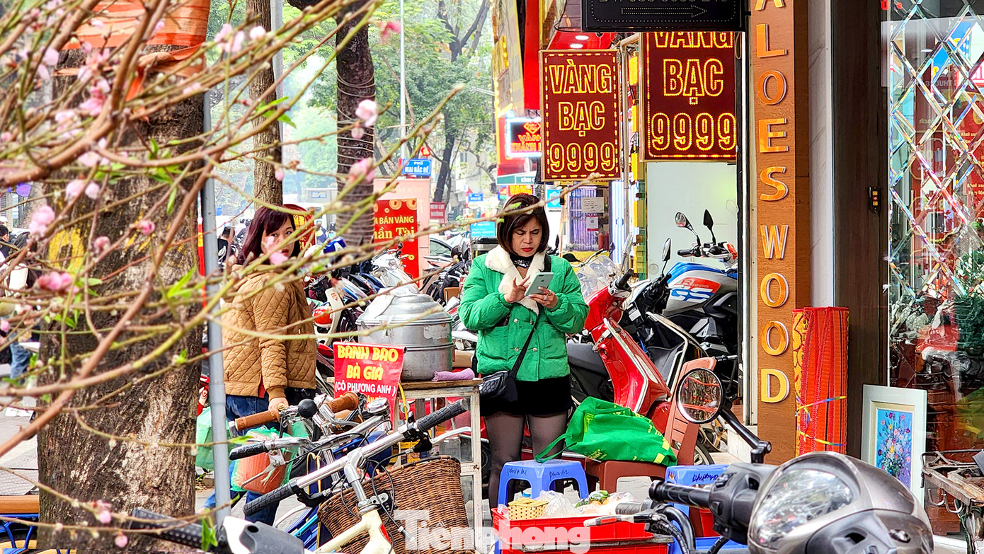 Các hàng quán xung quanh phải nghỉ bớt để dành chỗ cho khách hàng mua vàng hôm trước, hôm nay cũng đã mở cửa trở lại.