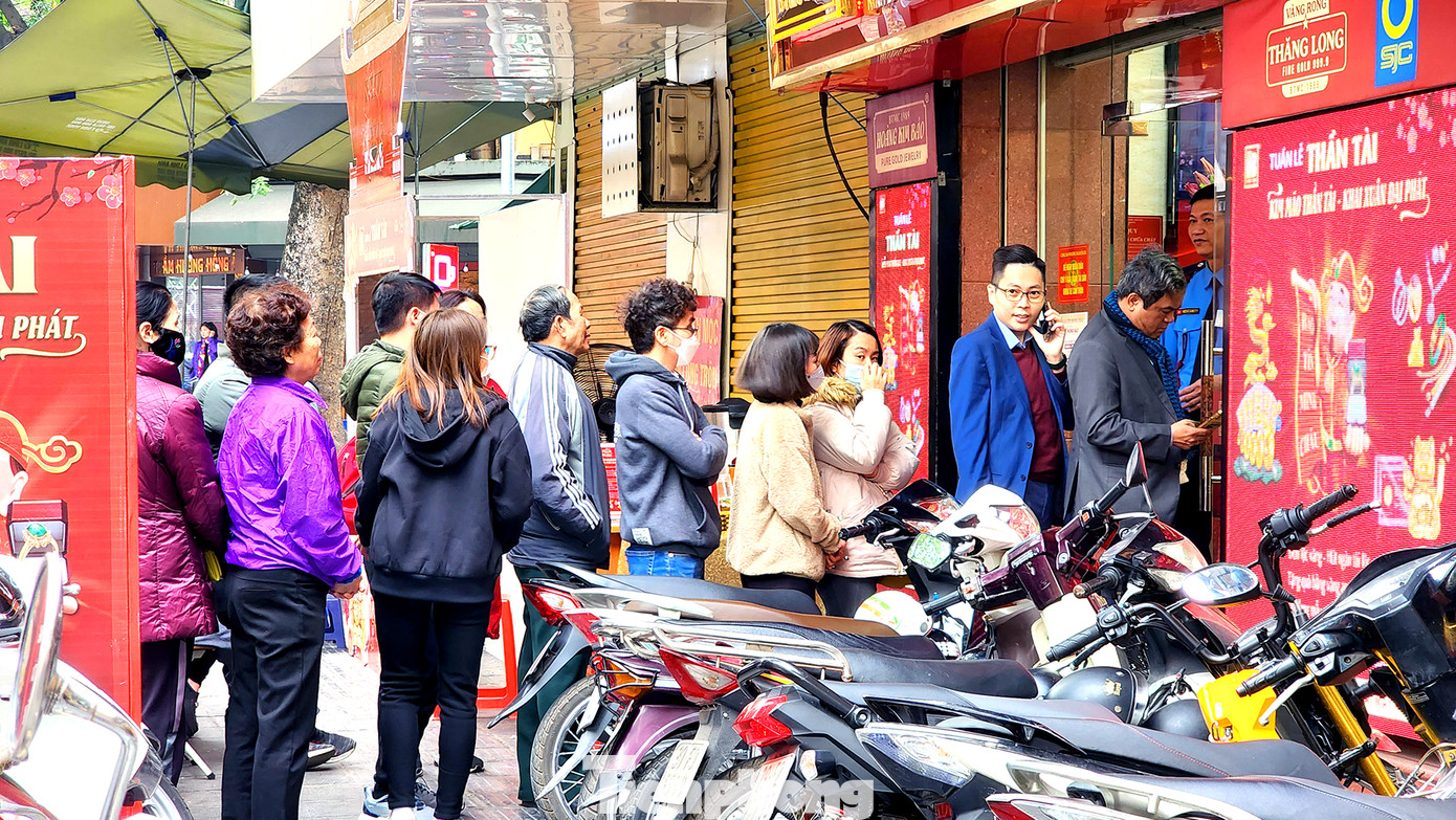 Nhiều người xếp hàng mua vàng.