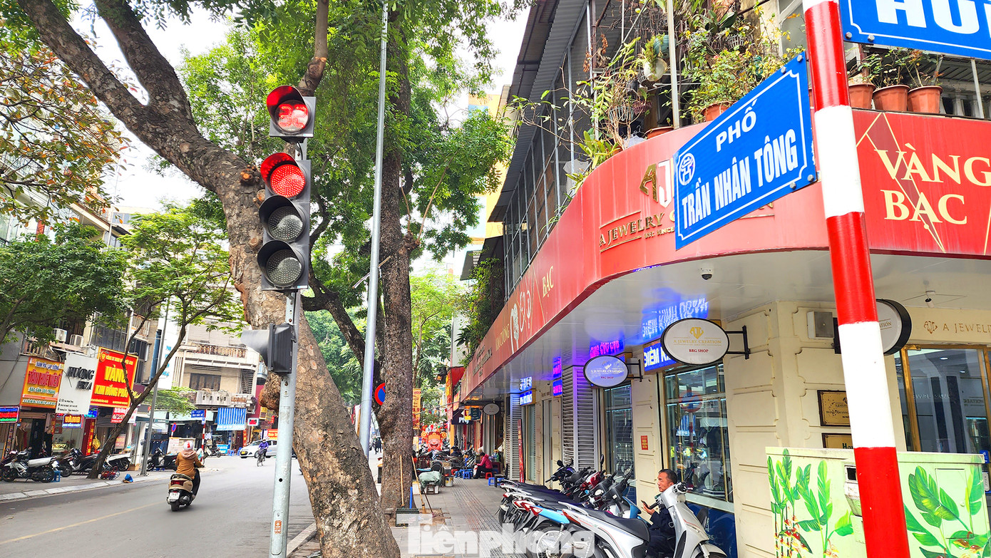 Đoạn phố Trần Nhân Tông từ hướng giao với phố Huế trở nên vắng vẻ hơn.