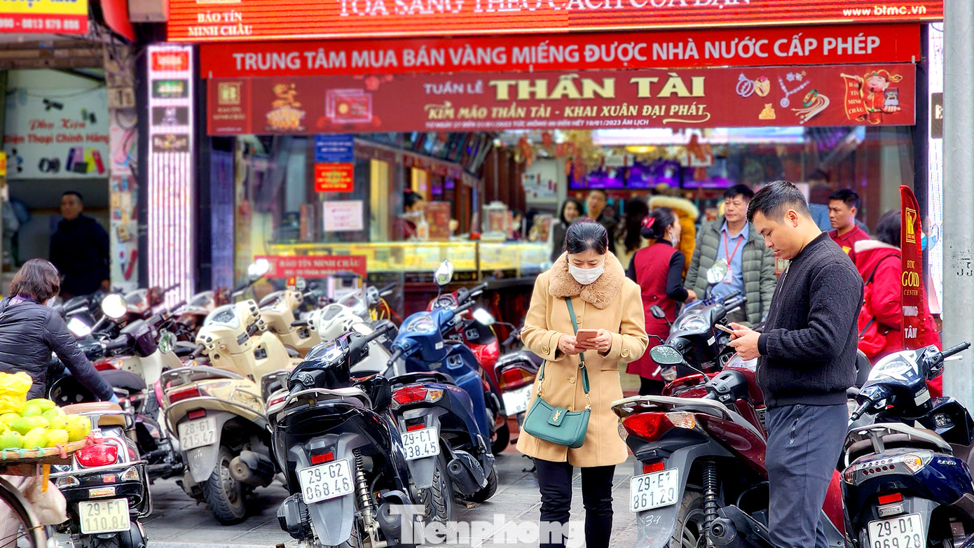 Giá vàng dao động nhanh do nhu cầu đột biến, có tính thời điểm cũng là cơ hội giúp nhiều người nhanh nhạy nắm bắt cơ hội kiếm lời.