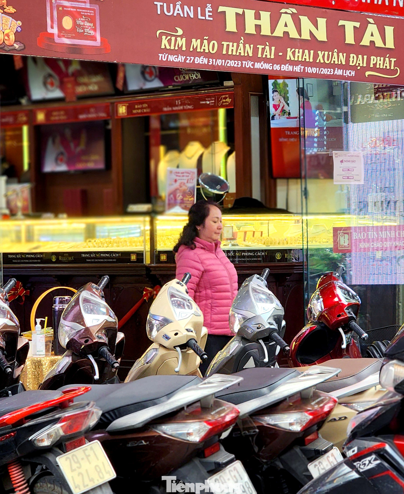 Một khách hàng thong dong rời tiệm sau khi mua vàng cầu may mắn đầu năm.