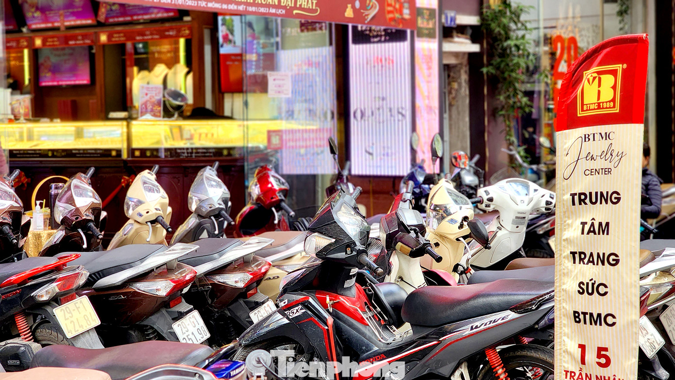 Không gian vỉa hè quay trở lại thành chỗ đỗ xe tạm cho khách giao dịch trong ngày.