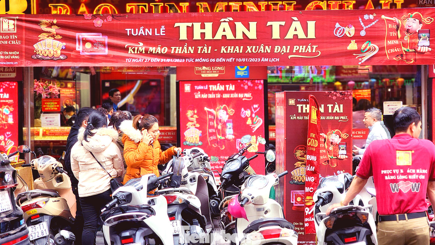 Một cửa hàng còn duy trì không khí nhộn nhịp dù không quá đông, quá tải.