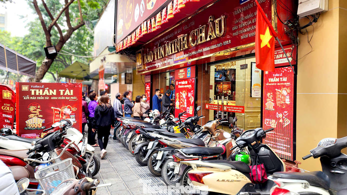 Một lượng khách hàng nhỏ đang xếp hàng để mua vàng Thần tài muộn.