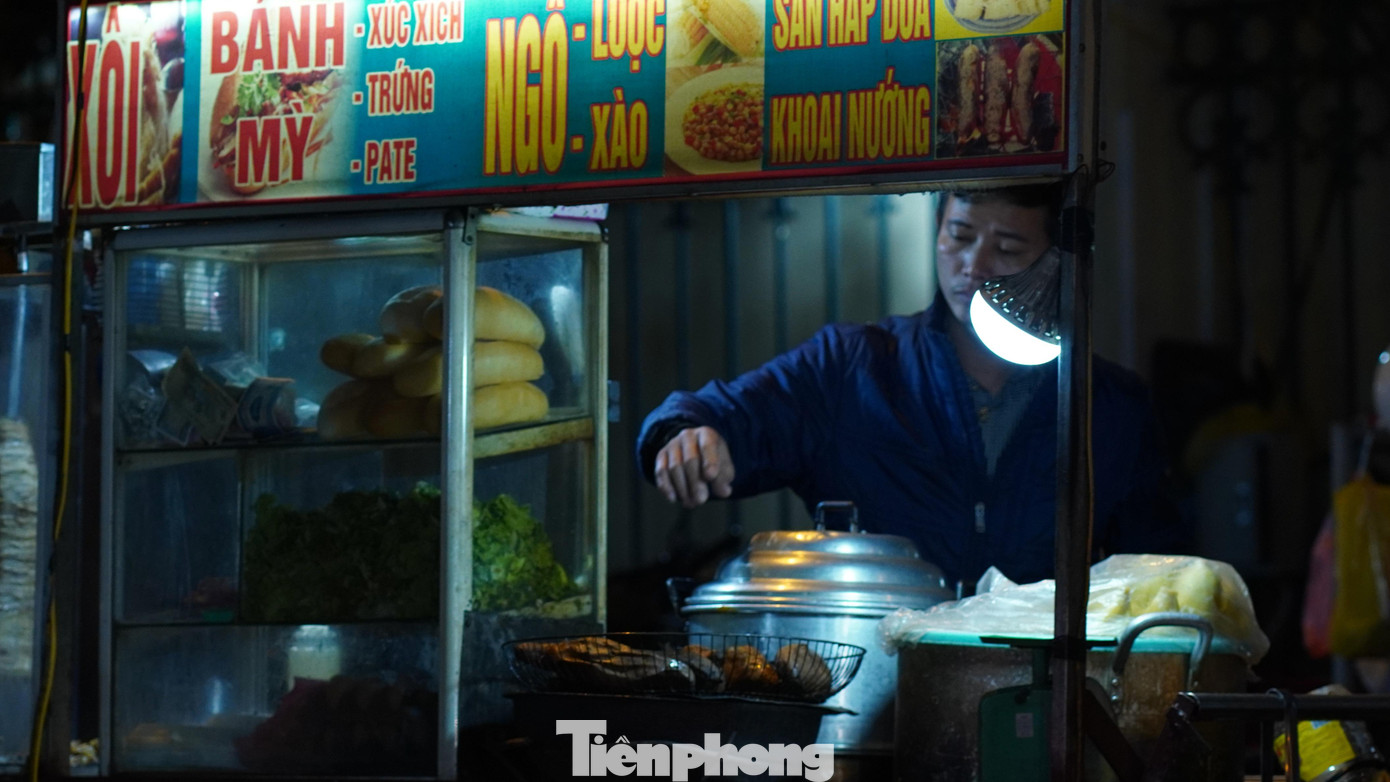 Không gian đông người, có ánh sáng, có tiếng ồn... có hơi ấm xua tan giá rét đêm đông chắc chỉ có ở khu vực trước cổng bệnh viện. Ông chủ xe đồ ăn này có "thâm niên" hơn chục năm nay cho biết: "Lạnh nữa, rét nữa cũng càng phải đi. Khách hàng không chỉ là bệnh nhân, người nhà bệnh nhân mà có anh em lao động đêm. Họ tạt vào để nghỉ ngơi, tiếp thêm hơi ấm ...".