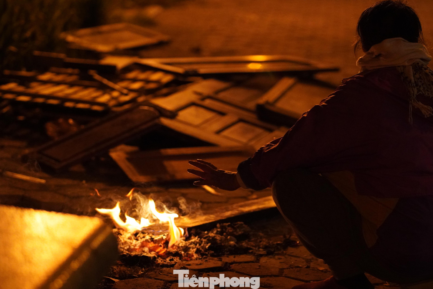 Bên đống lửa hồng, những câu chuyện đời, những hoàn cảnh khó khăn được người ta chia sẻ với nhau "ấm" hơn, thấm đẫm tình người.