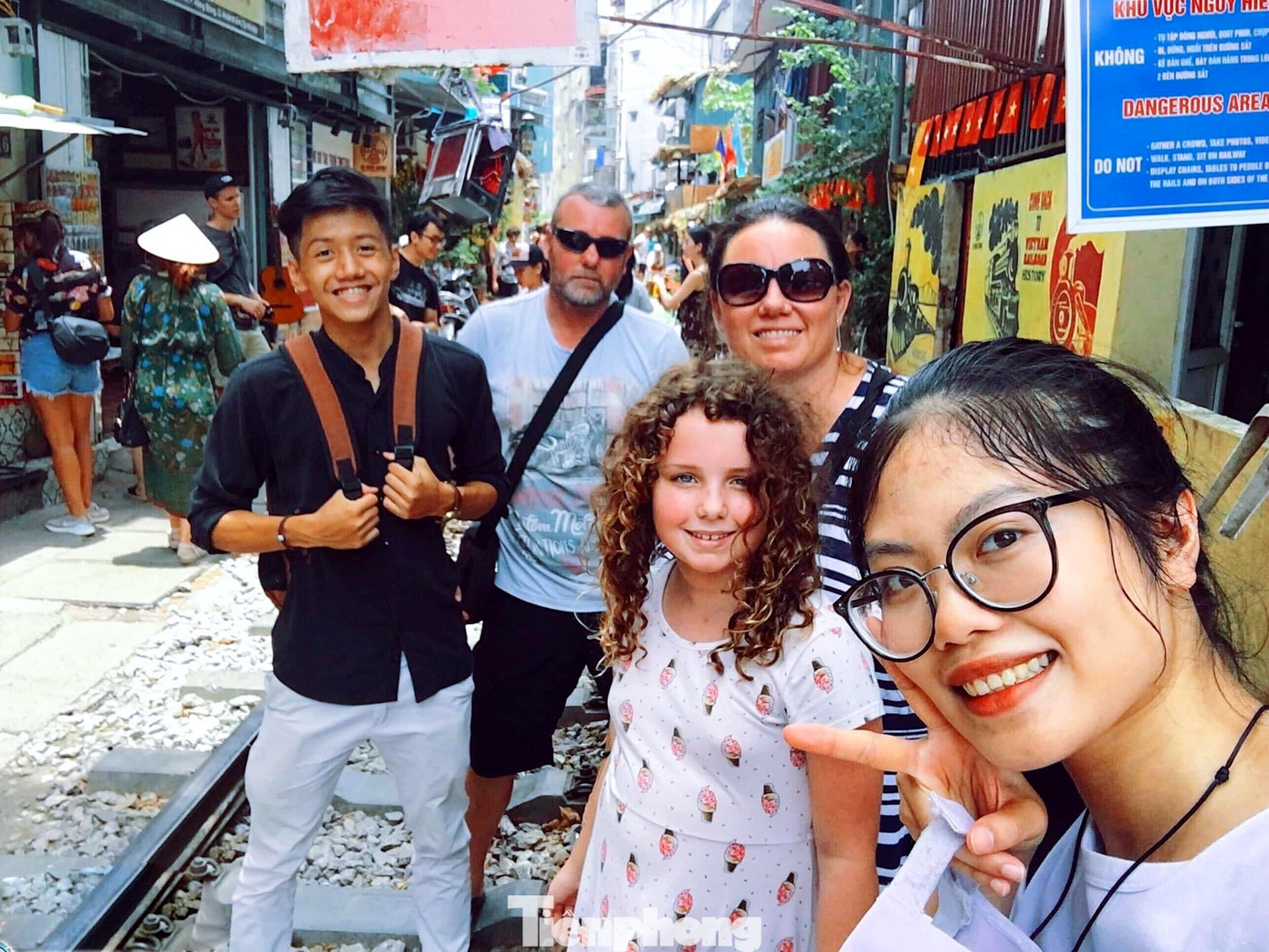 Không chỉ du khách lớn tuổi, các em nhỏ quốc tế cũng rất háo hức trò chuyện cùng các anh chị sinh viên Hà Nội. Không chỉ du khách lớn tuổi, các em nhỏ quốc tế cũng rất háo hức trò chuyện cùng các anh chị sinh viên Hà Nội.