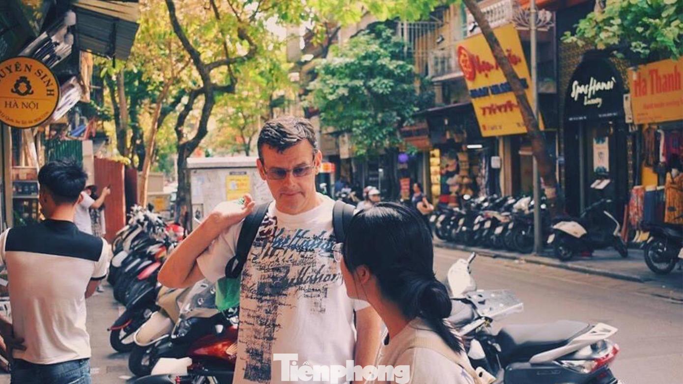 Lang thang phố cổ cùng sinh viên bản địa, tìm hiểu văn hóa dân sinh nơi ngõ nhỏ - phố nhỏ đất Tràng An. Lang thang phố cổ cùng sinh viên bản địa, tìm hiểu văn hóa dân sinh nơi ngõ nhỏ - phố nhỏ đất Tràng An.