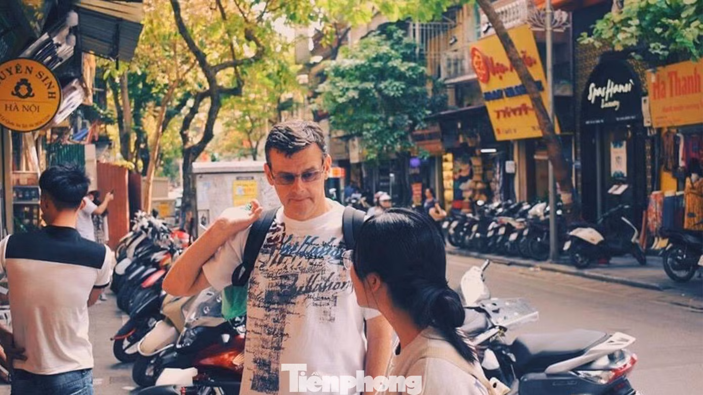 Lang thang phố cổ cùng sinh viên bản địa, tìm hiểu văn hóa dân sinh nơi ngõ nhỏ - phố nhỏ đất Tràng An. Lang thang phố cổ cùng sinh viên bản địa, tìm hiểu văn hóa dân sinh nơi ngõ nhỏ - phố nhỏ đất Tràng An.