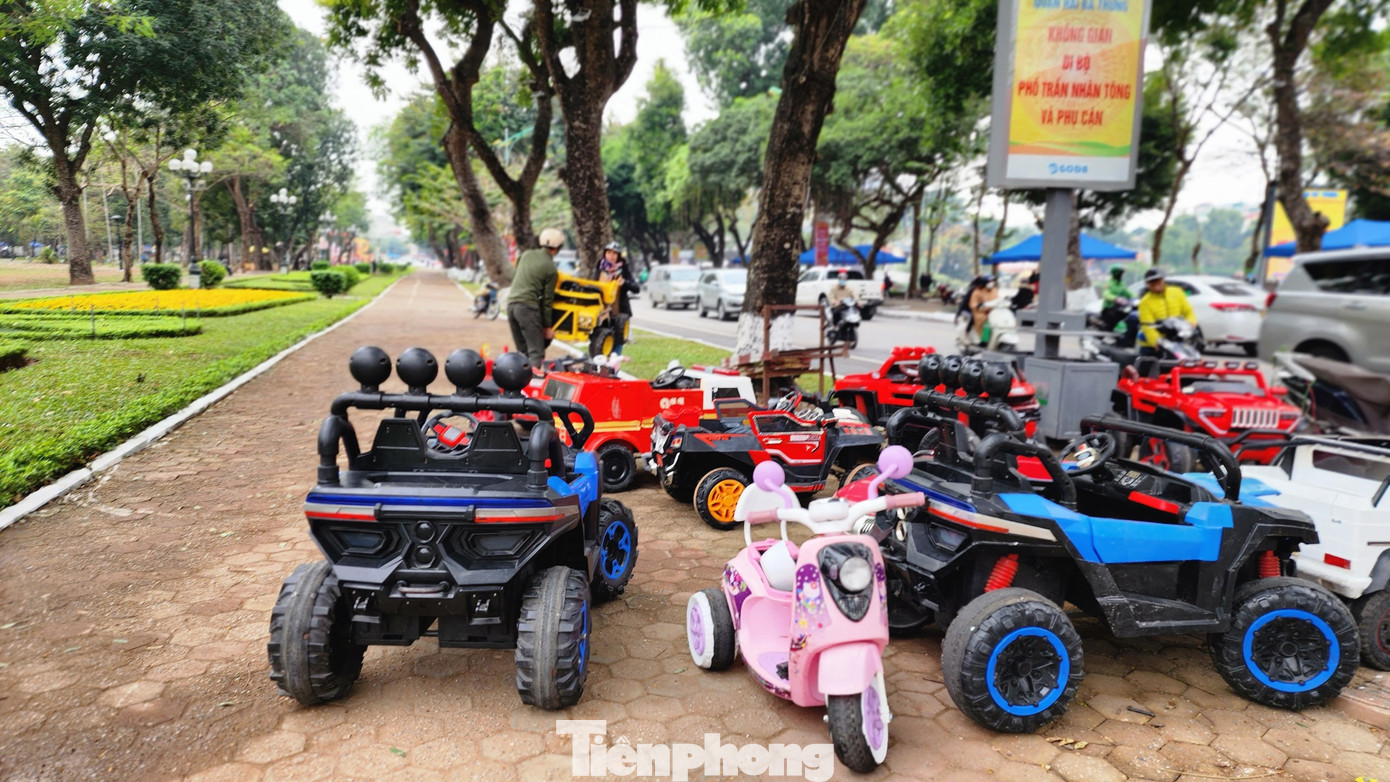 Những chiếc xe điện cũng đã sẵn sàng "phục vụ" các du khách nhí tới đây.