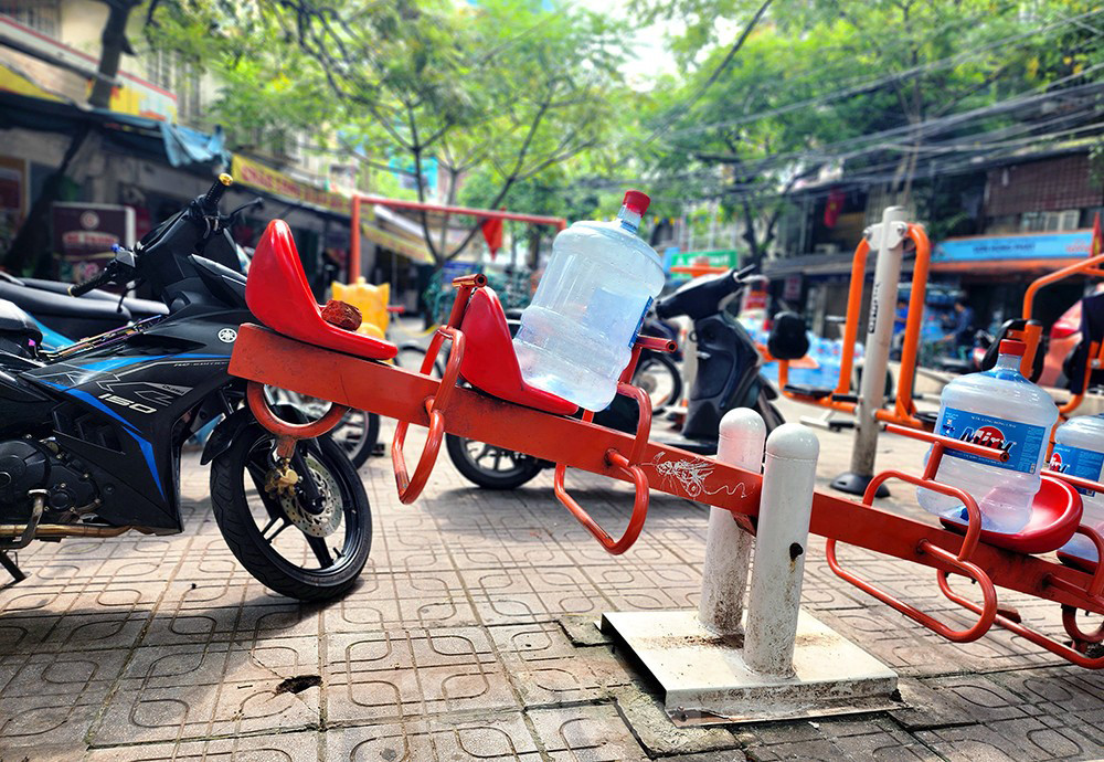 Những người vận chuyển nước của cơ sở kinh doanh bên đường còn coi đây như sân riêng. Theo quan sát của phóng viên, sau khi nhóm này 'giải trí' với chiếc bập bênh và trò chơi: 'hai bình nước có nặng hơn một bình và một cục gạch'. Hiện trạng được giữ nguyên nhiều giờ đồng hồ, không cháu nhỏ nào dám lại gần và sử dụng chiếc bập bênh.