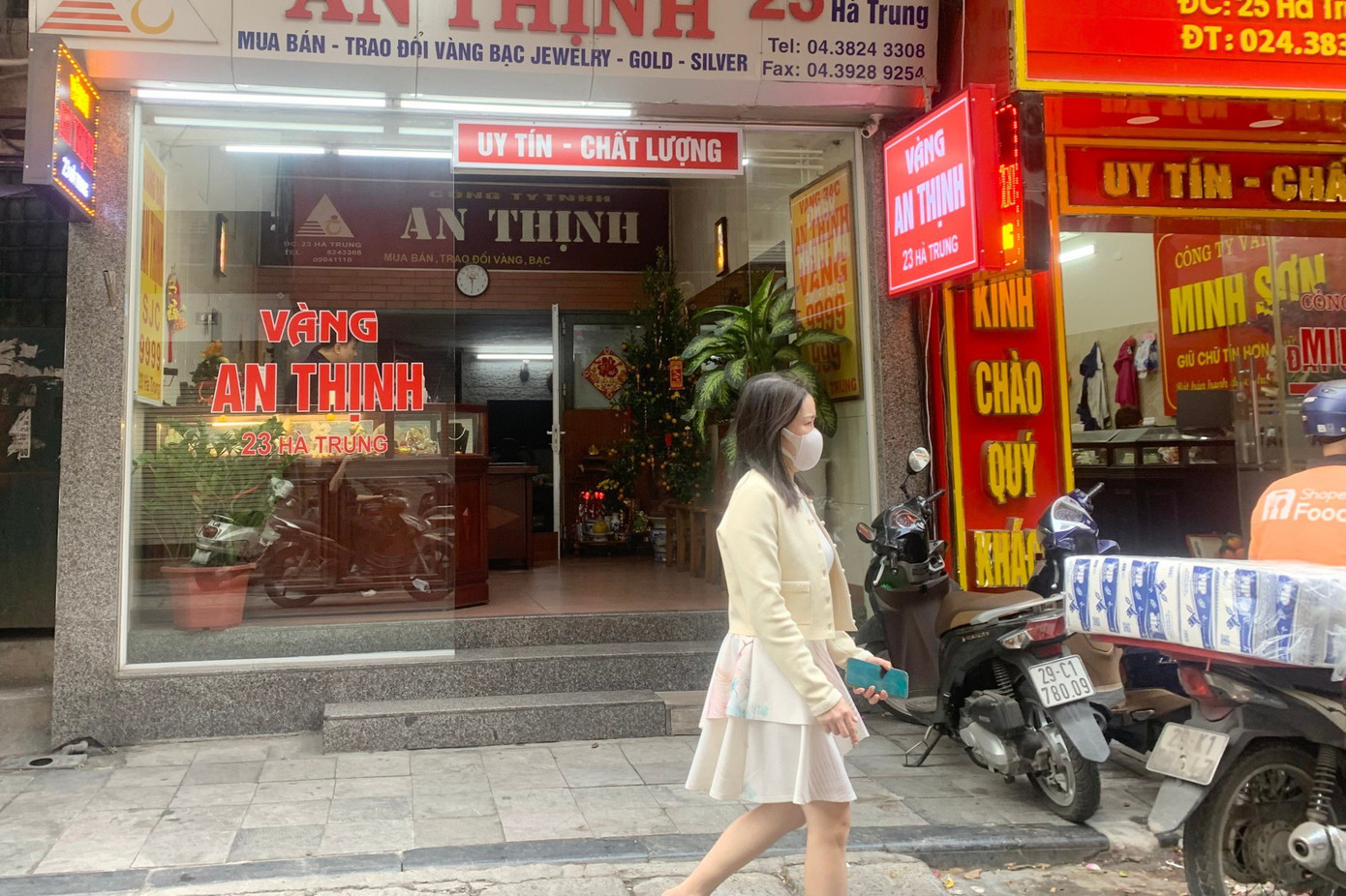 Trước đó, vào giờ mở cửa, các cửa hàng trên phố chuyên kinh doanh vàng bạc Trần Nhân Tông, Hà Trung, Cầu Giấy lại vắng vẻ lạ thường. Ảnh: Duy Phạm.