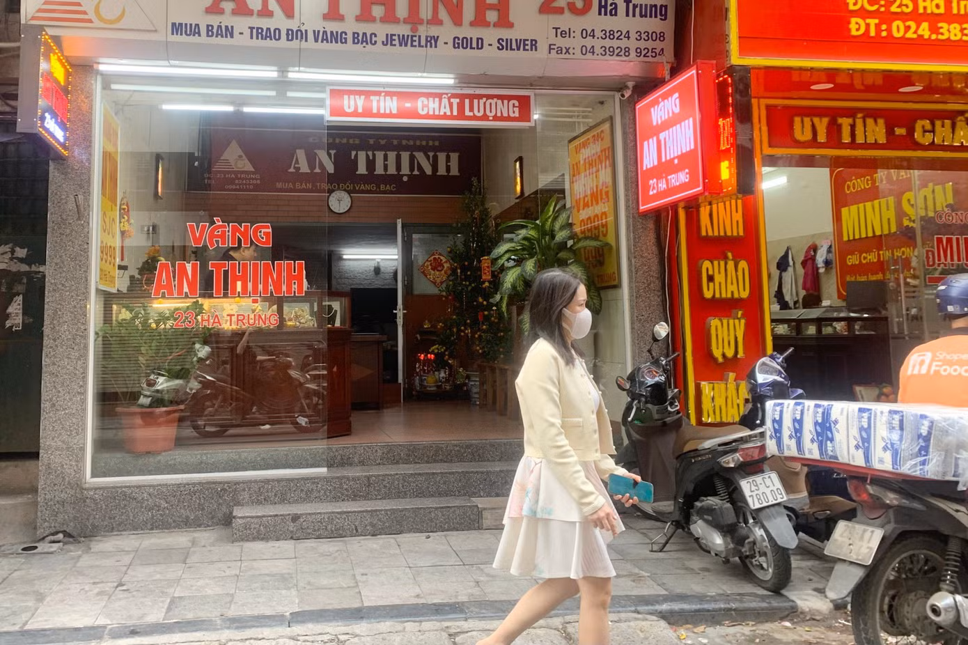 Trước đó, vào giờ mở cửa, các cửa hàng trên phố chuyên kinh doanh vàng bạc Trần Nhân Tông, Hà Trung, Cầu Giấy lại vắng vẻ lạ thường. Ảnh: Duy Phạm.