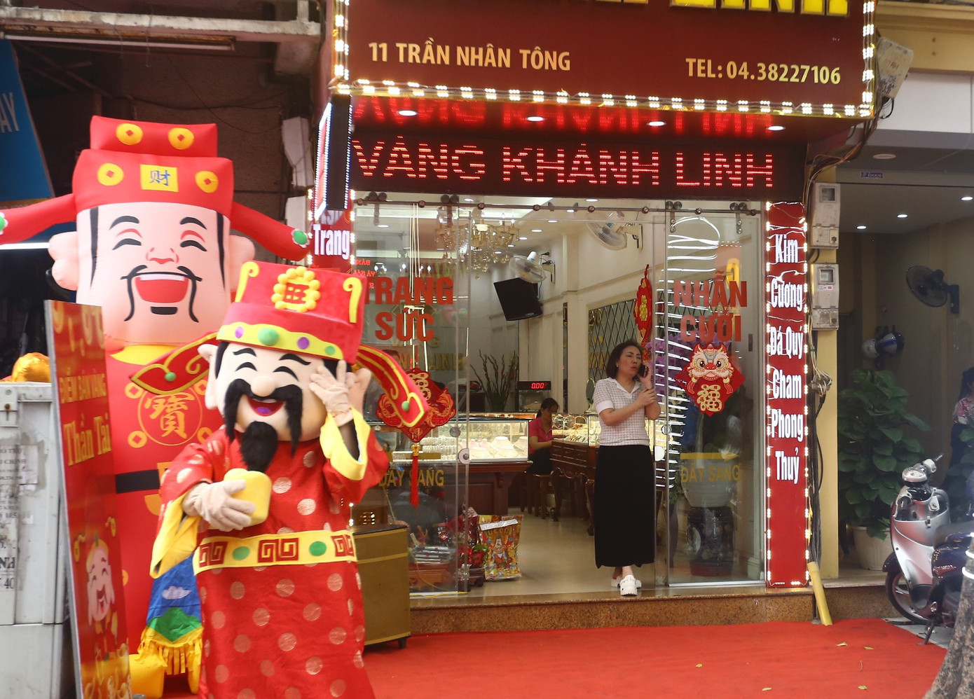 Trước đó, vào giờ mở cửa, các cửa hàng trên phố chuyên kinh doanh vàng bạc Trần Nhân Tông, Hà Trung, Cầu Giấy lại vắng vẻ lạ thường. Ảnh: Duy Phạm.