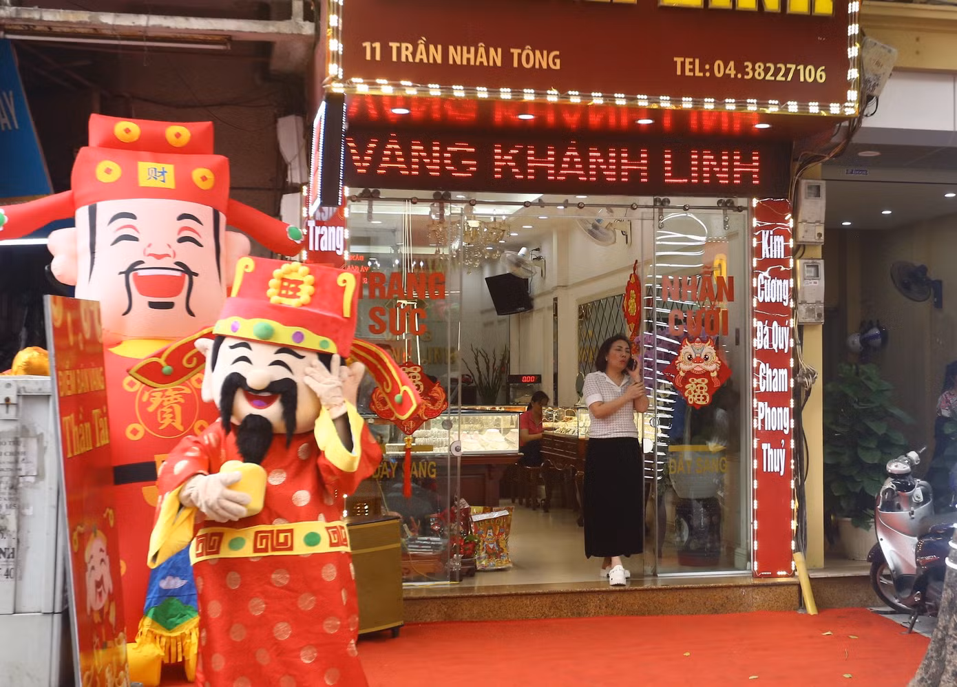 Trước đó, vào giờ mở cửa, các cửa hàng trên phố chuyên kinh doanh vàng bạc Trần Nhân Tông, Hà Trung, Cầu Giấy lại vắng vẻ lạ thường. Ảnh: Duy Phạm.