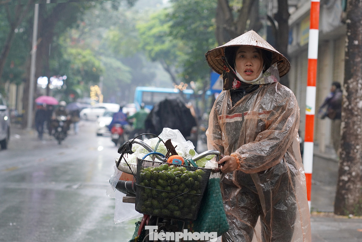 Chị Hải tâm sự: "Chỉ buồn vì mưa rét ế hàng lắm. Thời tiết thế này chả có mấy ai ra đường mua hàng"