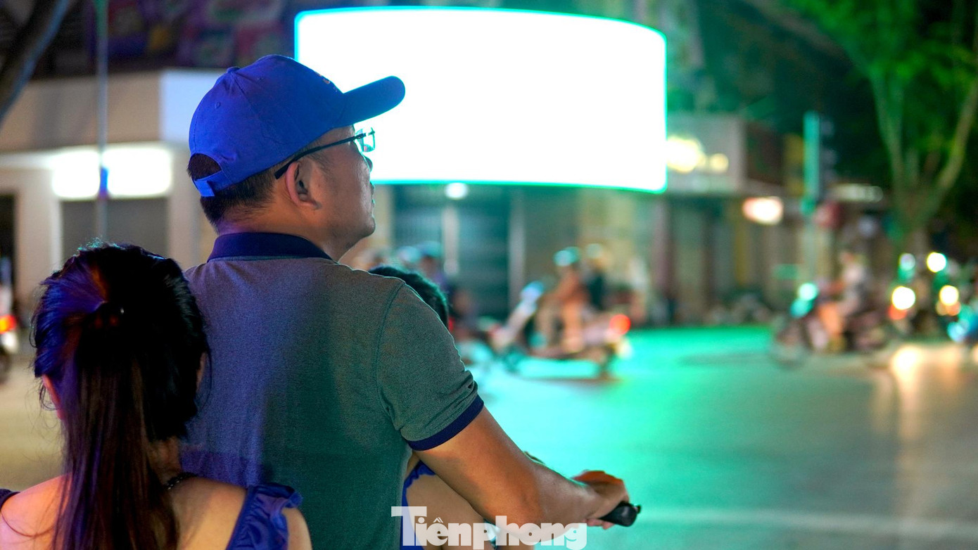 Ánh sáng cường độ cao có tác động lớn gây cản trở quan sát cho những người có tật nhược thị, đặc biệt nếu trời mưa, ánh sáng khúc xạ qua mặt kính bám nước.