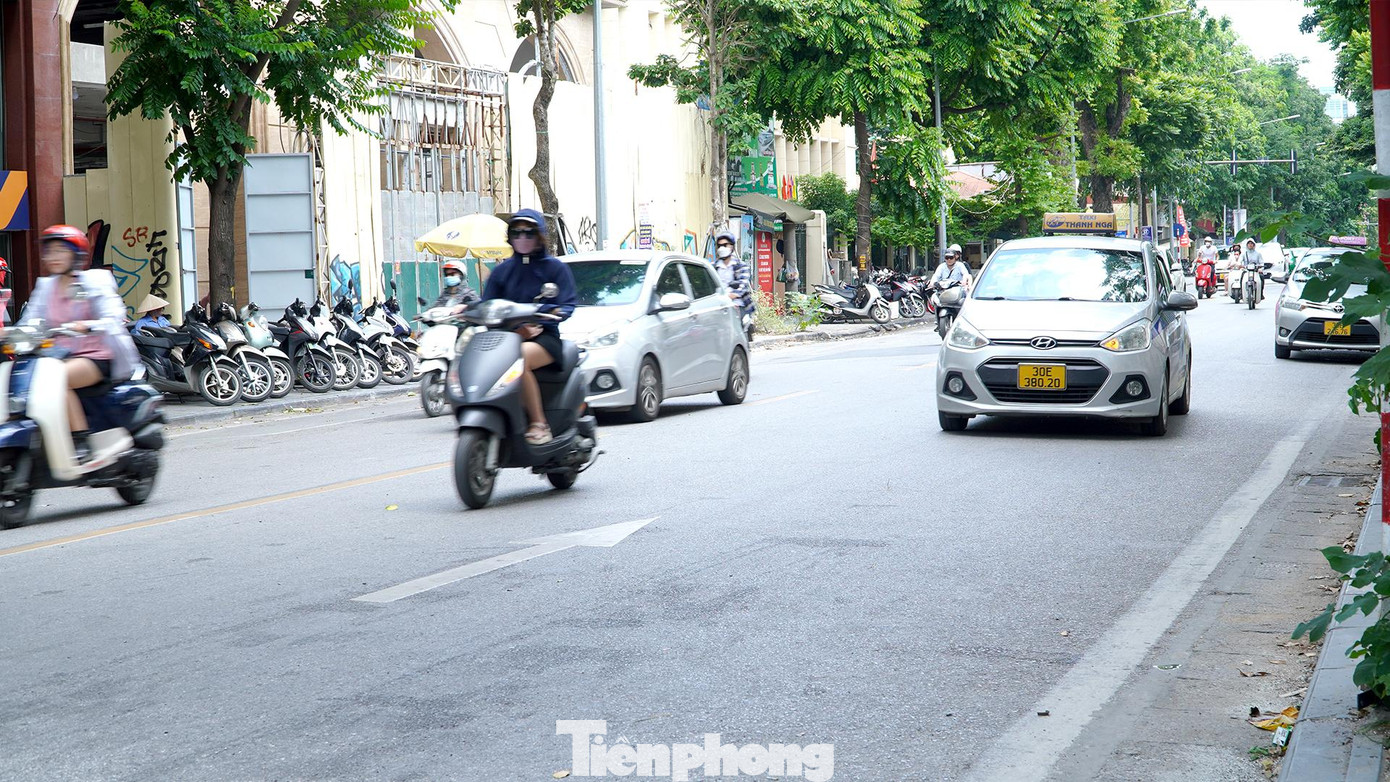 Đặc biệt, các xe dịch vụ vẫn lưu thông theo thói quen, lấn sang làn ngược chiều