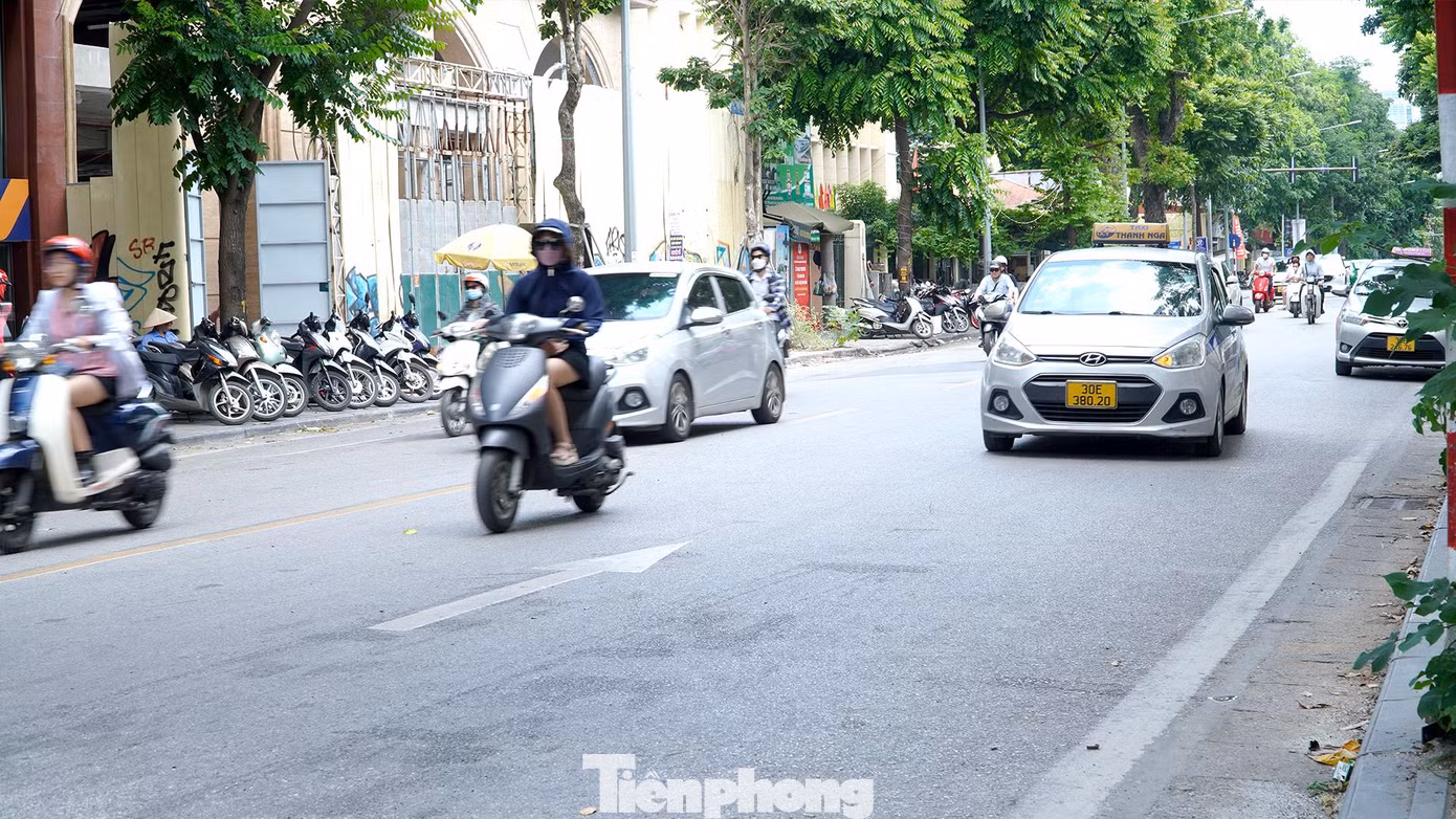 Đặc biệt, các xe dịch vụ vẫn lưu thông theo thói quen, lấn sang làn ngược chiều Đặc biệt, các xe dịch vụ vẫn lưu thông theo thói quen, lấn sang làn ngược chiều