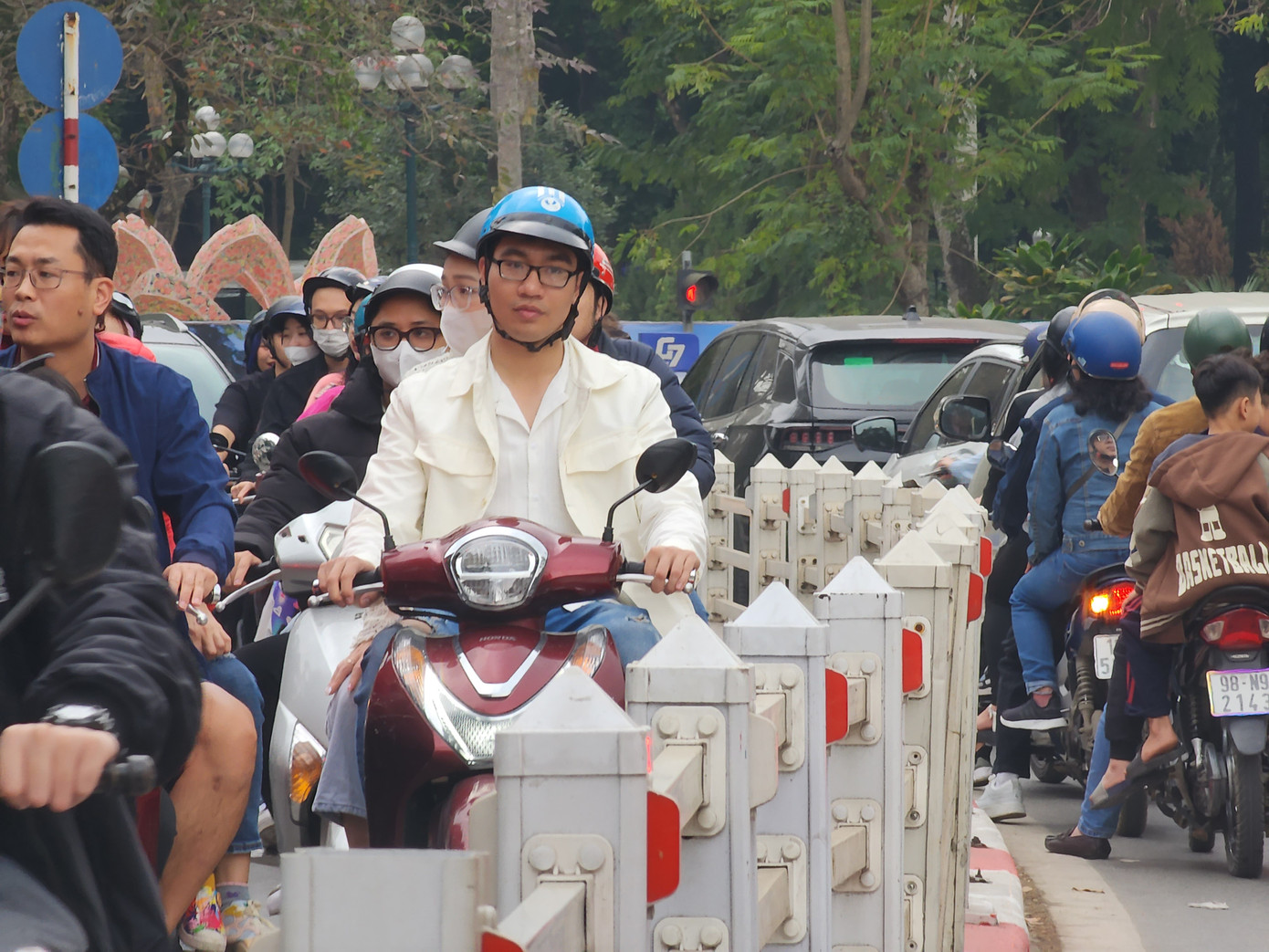 Ùn ứ cục bộ, người dân di chuyển trên nhiều đoạn ngắn gặp khó