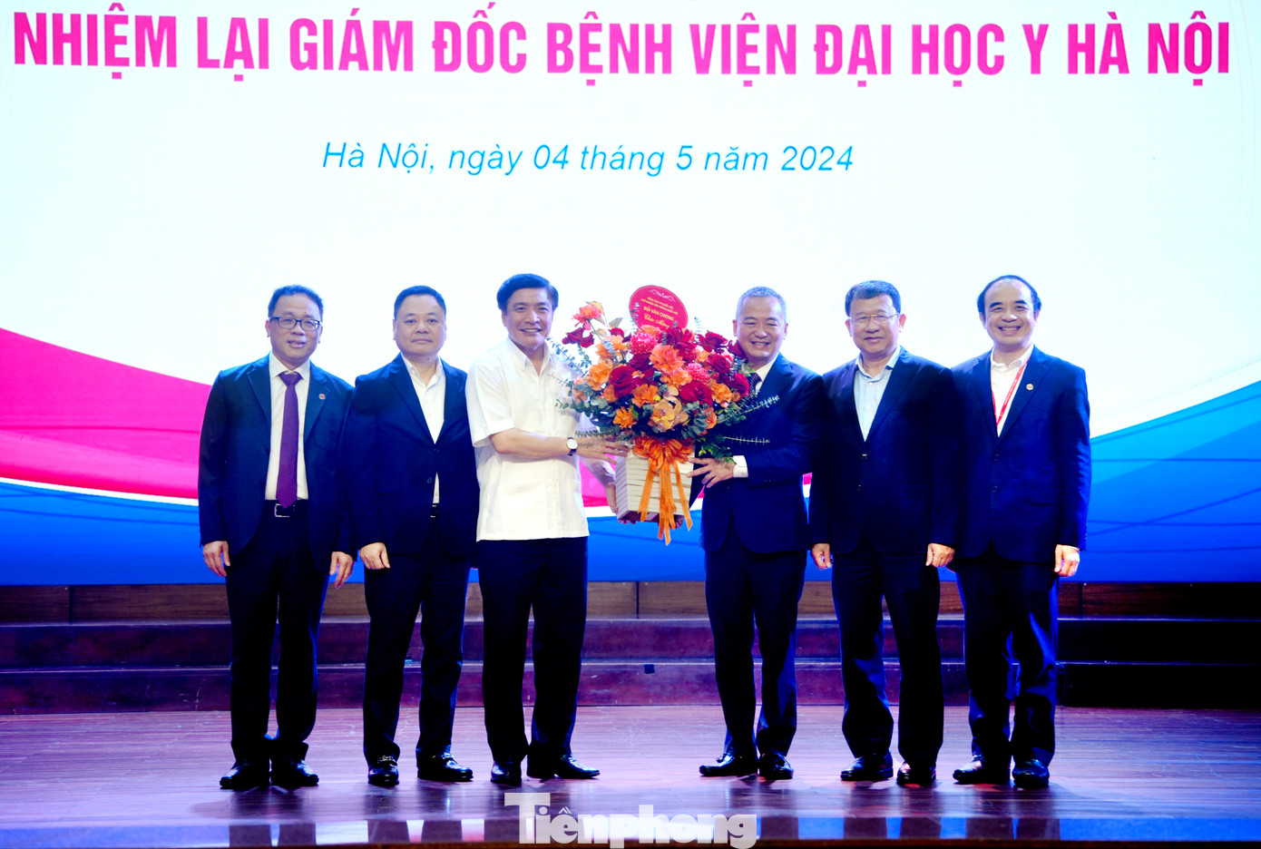 Các đại biểu Trung ương tặng hoa chúc mừng PGS.TS Nguyễn Lân Hiếu.