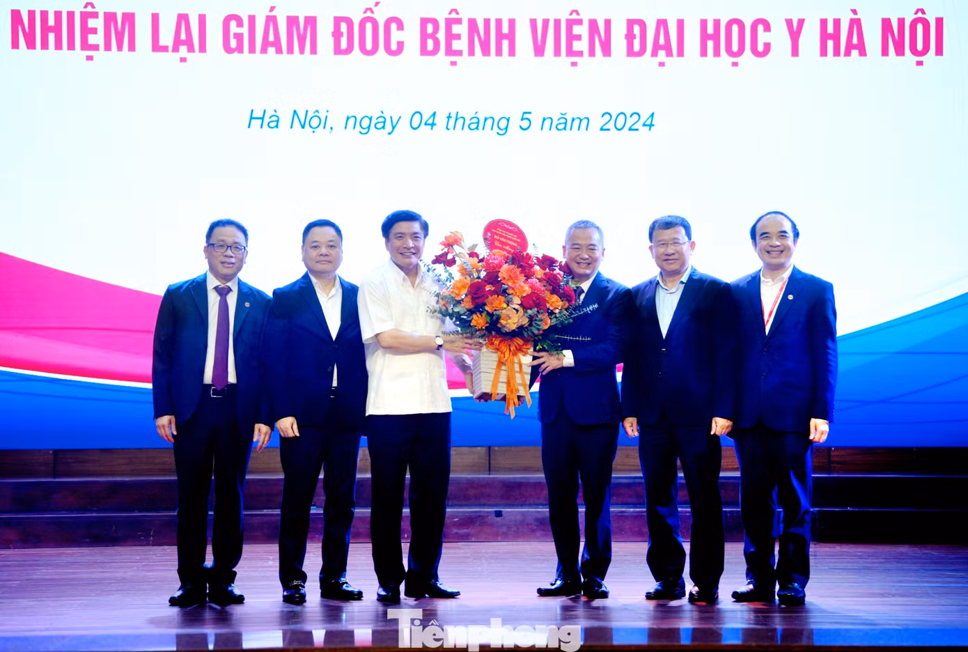 Các đại biểu Trung ương tặng hoa chúc mừng PGS.TS Nguyễn Lân Hiếu.