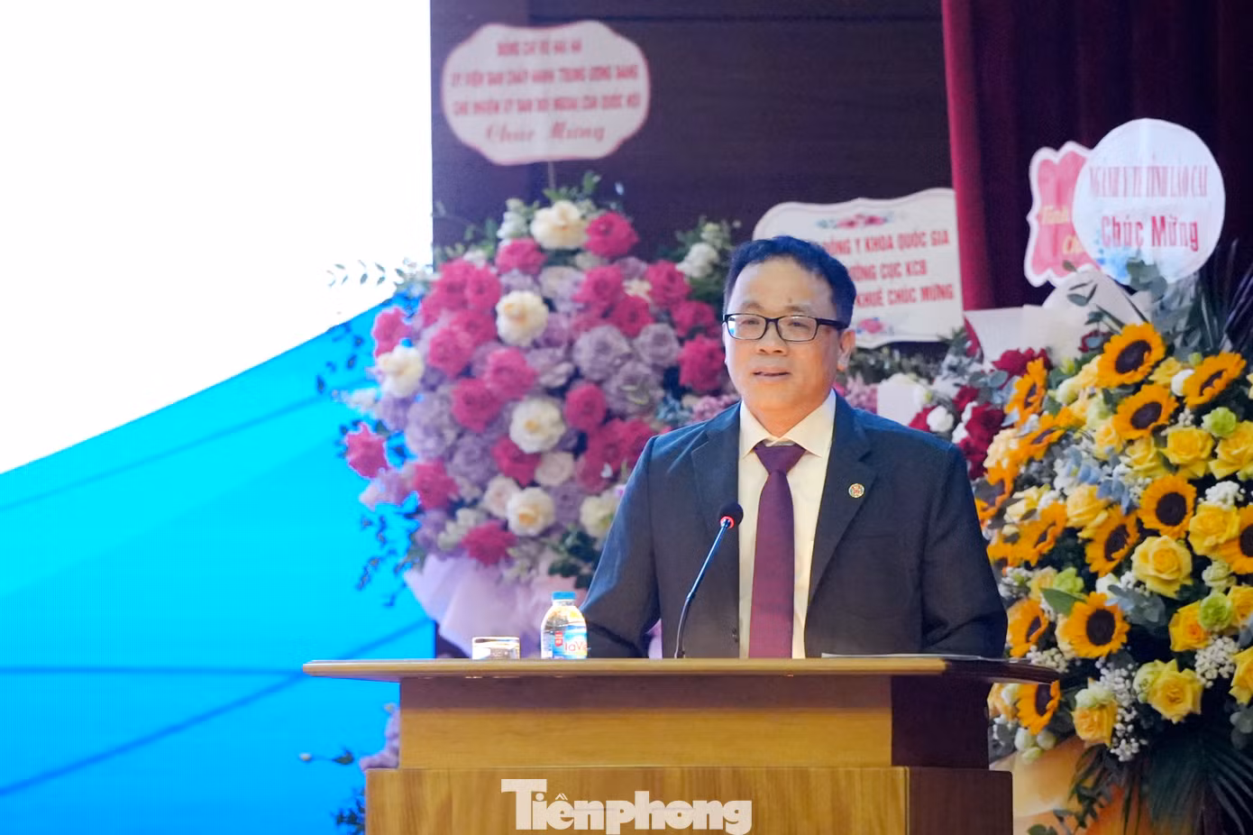Phát biểu tại buổi lễ, Chủ tịch Hội đồng Trường Đại học Y Hà Nội, GS.TS Tạ Thành Văn ghi nhận, đánh giá cao sự phát triển vượt bậc của bệnh viện trong thời gian PGS. TS Nguyễn Lân Hiếu điều hành, quản lý và chịu trách nhiệm toàn diện. Chúc mừng PGS.TS Nguyễn Lân Hiếu tiếp tục được tín nhiệm và giữ chức vụ Giám đốc Bệnh viện Đại học Y Hà Nội.