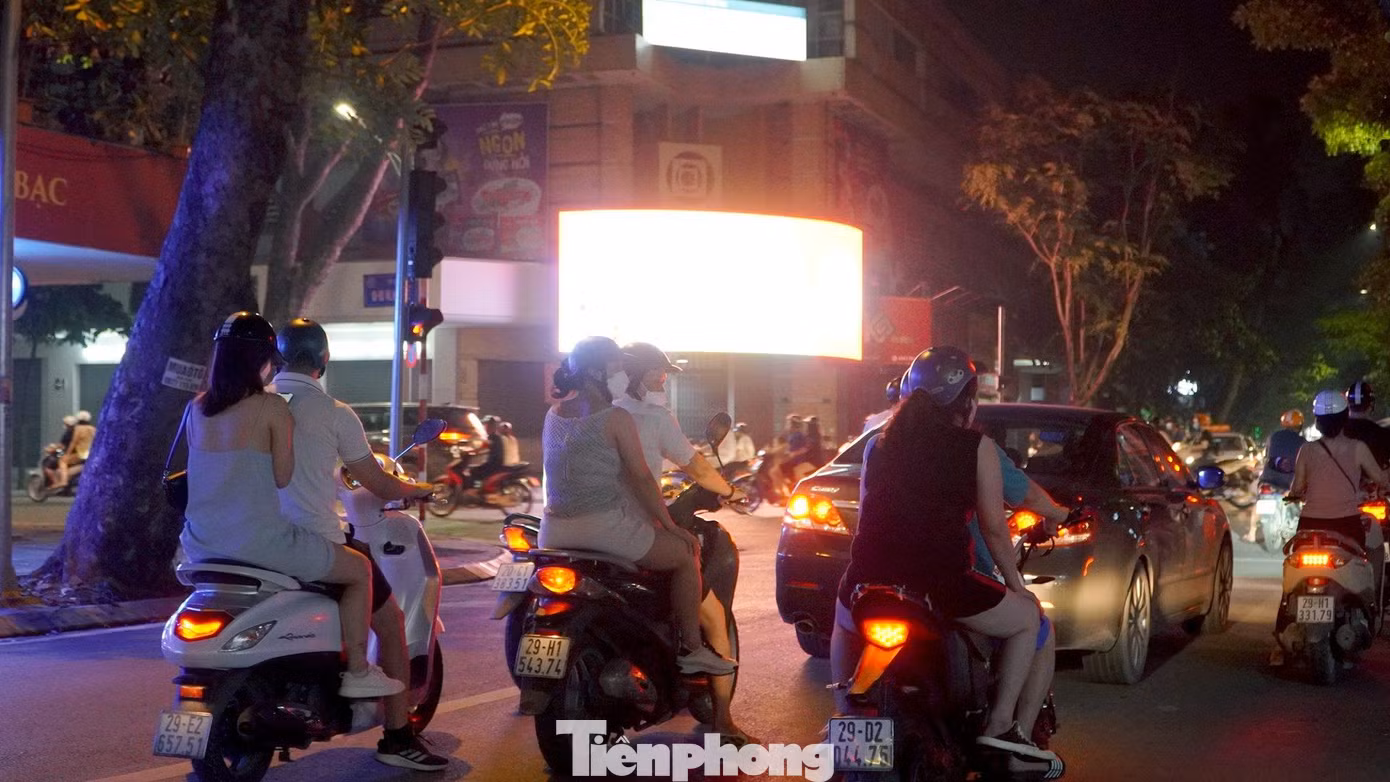 Bảng Led tại ngã tư Chợ Hôm ( Phố Huế - Trần Nhân Tông) nằm ở vị trí khá thấp, ánh sáng gần như trực tiếp rọi thẳng vào mặt người tham gia giao thông.
