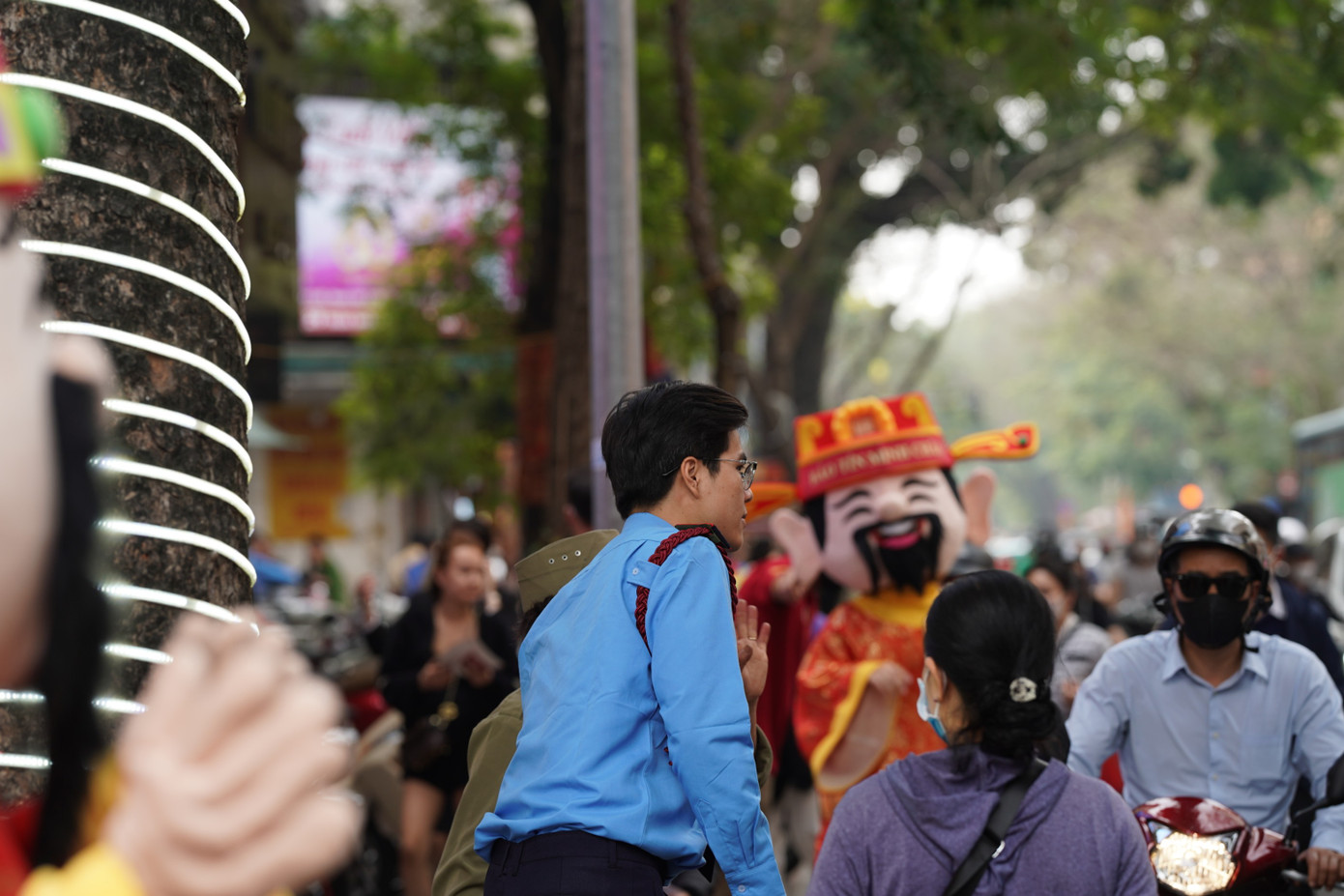 Càng về chiều, lưu lượng phương tiện và người dân đến khu phố này không ngừng tăng. "Có thể ngày vía Thần tài rơi vào thứ 2 đầu tuần nên đến giờ khách mới có thời gian đến mua", một nhân viên bán vàng chia sẻ.