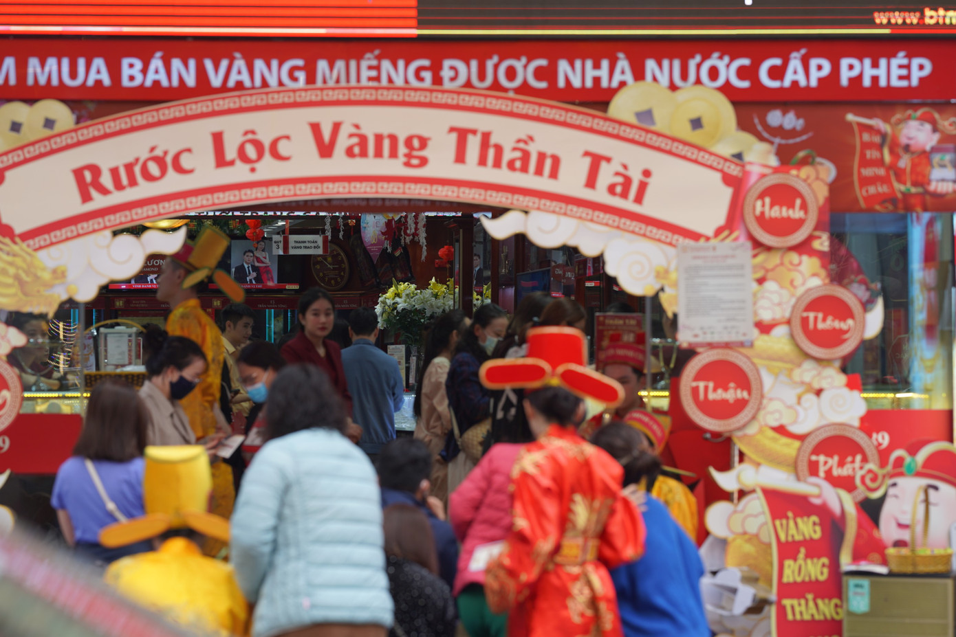 Trao đổi với phóng viên, đại diện một của hàng vàng trên phố Trần Nhân Tông cho biết nhu cầu mua vàng của người dân năm nay vẫn rất đa dạng, bán chạy nhất là vàng nhẫn tròn trơn.