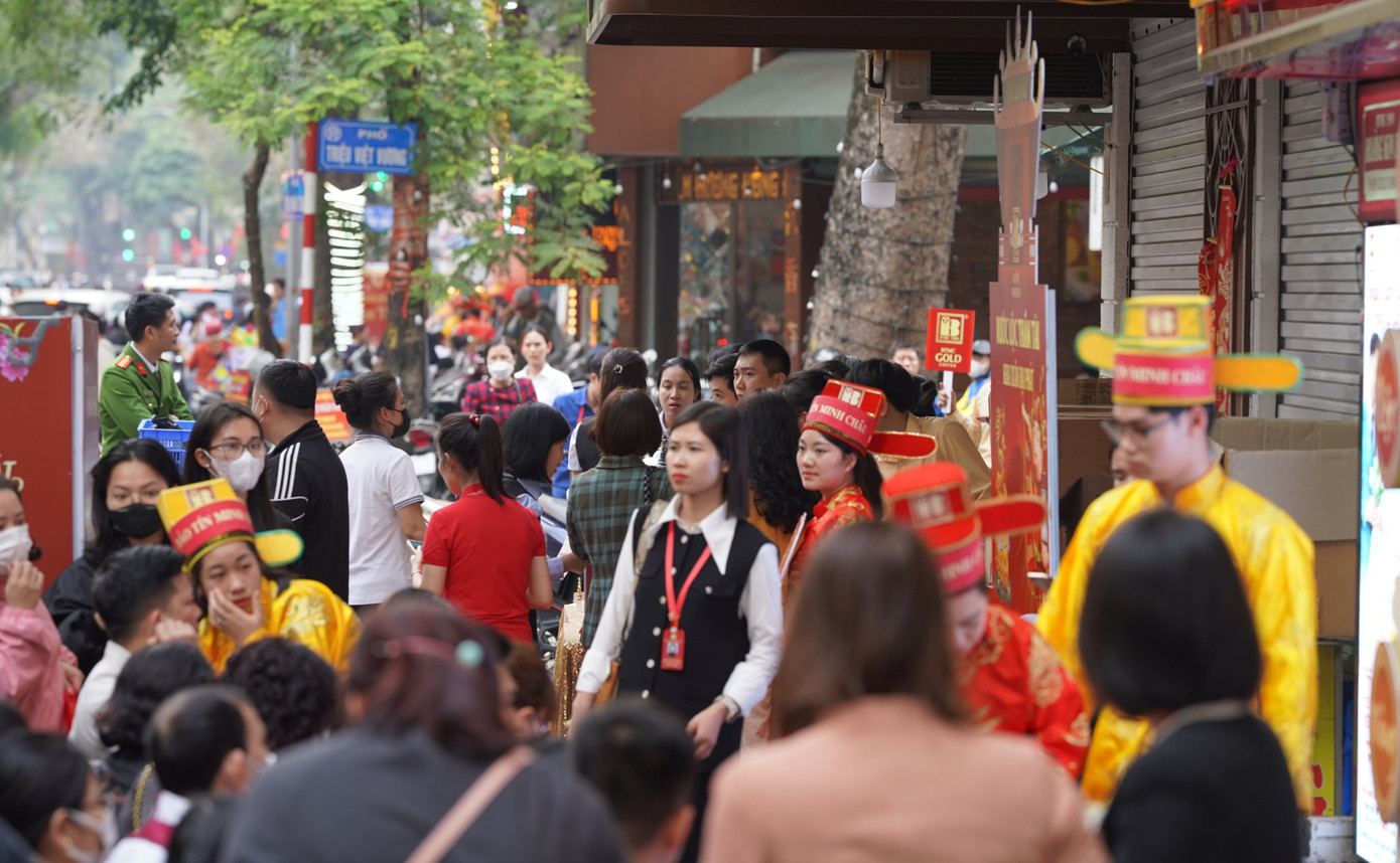 Khác với không khí trầm lắng vào buổi sáng, đầu giờ chiều ngày vía Thần tài, hàng ngàn người dân đã tập trung trước các cửa hàng vàng trên phố Trần Nhân Tông.