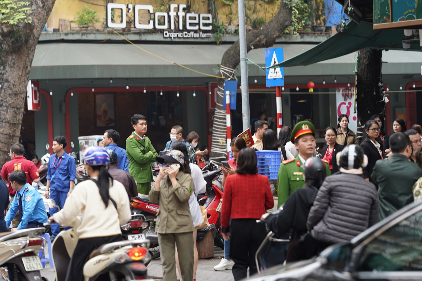 Lực lượng chức năng nhanh chóng có mặt và điều tiết giao thông.