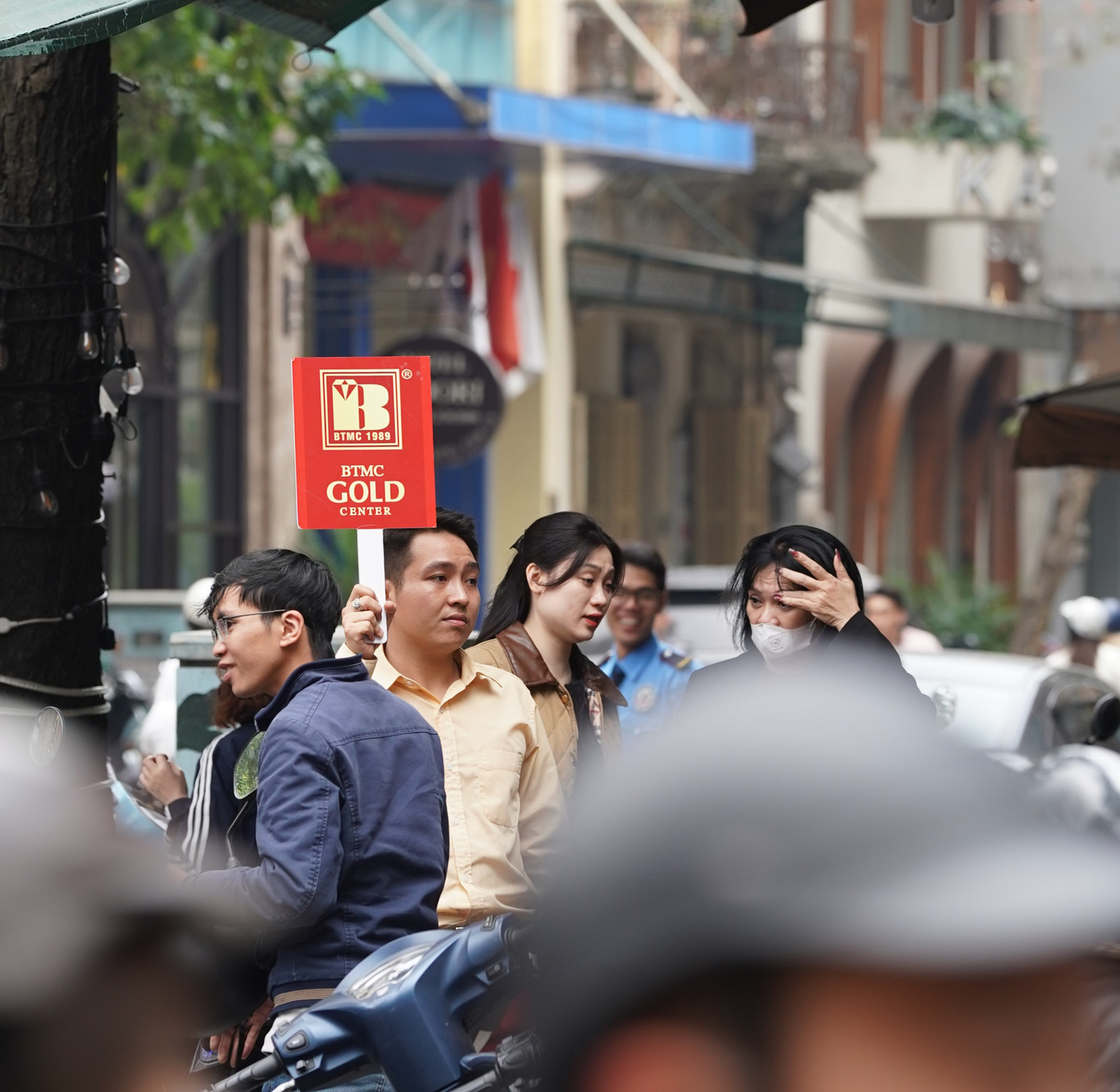 Các nhân viên hàng vàng tích cực phân loại khách và hướng dẫn khách đăng ký thông tin.