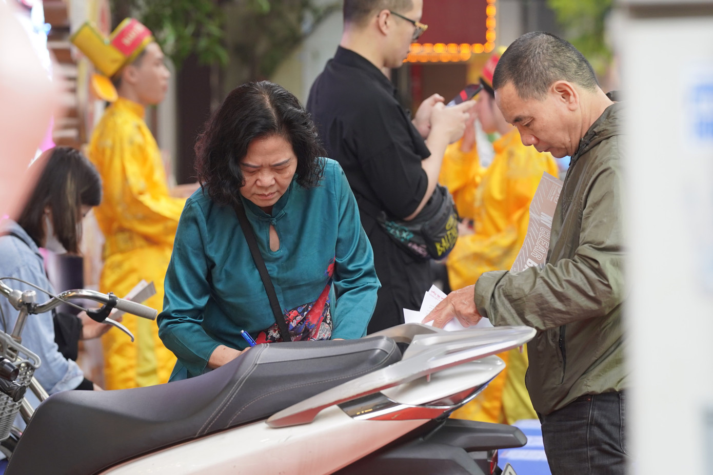 Nhiều người kiên nhẫn chờ đợi, xếp hàng mua vàng.