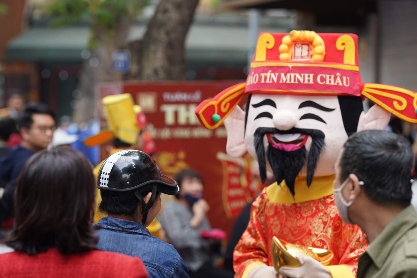 Cả khu phố bất ngờ nhộn nhịp, hoạt náo viên các hàng vàng hoạt động liên tục.