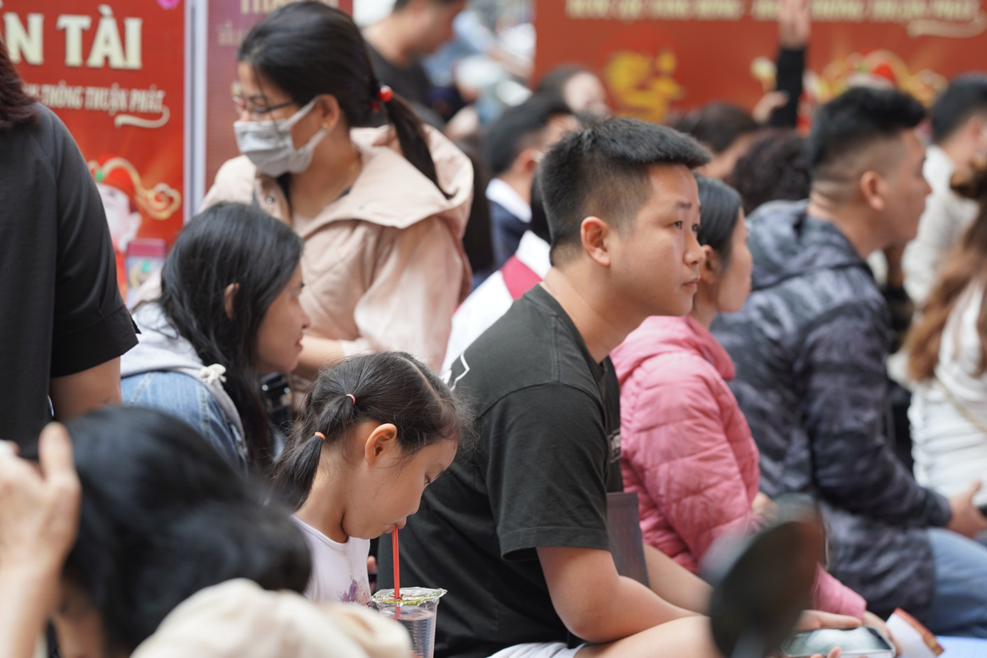 Nhiều người cho biết: 'Những năm trước đi mua vàng buổi sáng thường phải xếp hàng rất đông, nên năm nay lùi qua buổi chiều, nhưng không ngờ đến giờ này vẫn phải xếp hàng".