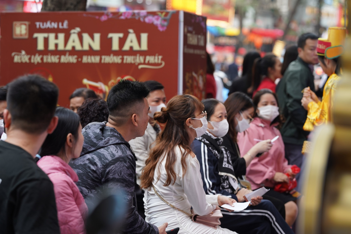 Nhiều người dân đã ngồi kín các hàng ghế trước cửa hàng để chờ đến lượt mua.