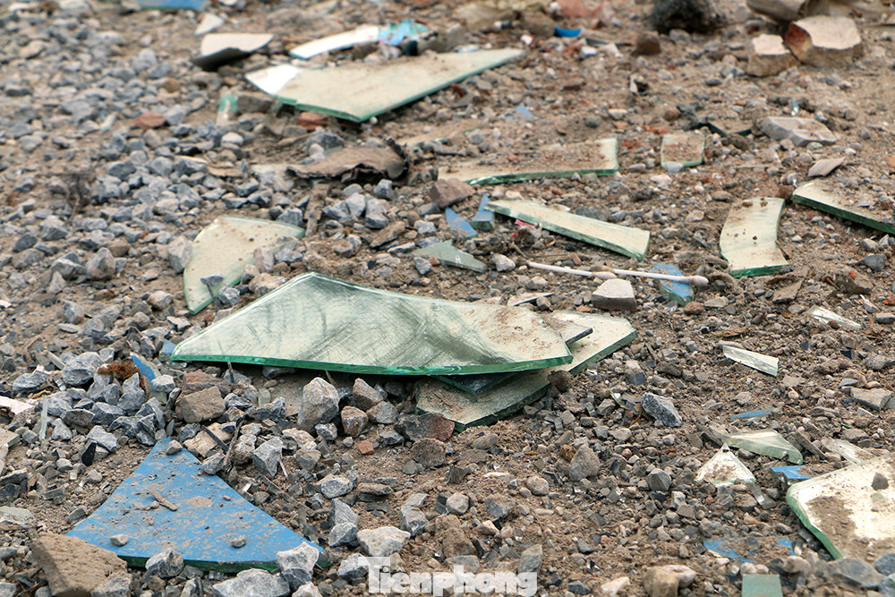 Tràn lan những mảnh thủy tinh vỡ vụn Tràn lan những mảnh thủy tinh vỡ vụn