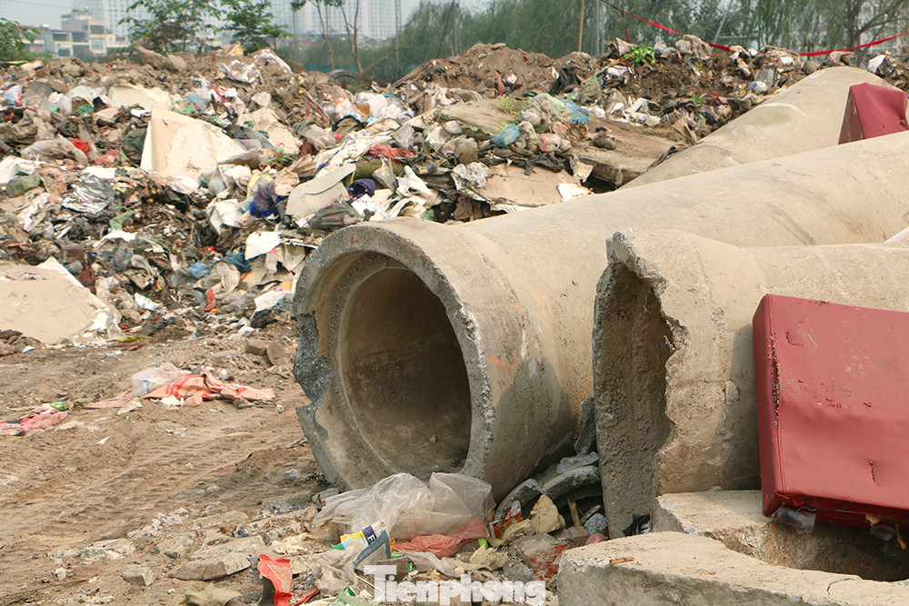 Ống cống, phế liệu xây dựng tập kết bừa bãi. Ống cống, phế liệu xây dựng tập kết bừa bãi.