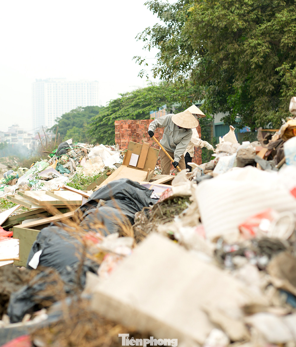 Lác đác có bóng người thu gom trong 'núi' rác thải. Lác đác có bóng người thu gom trong 'núi' rác thải.