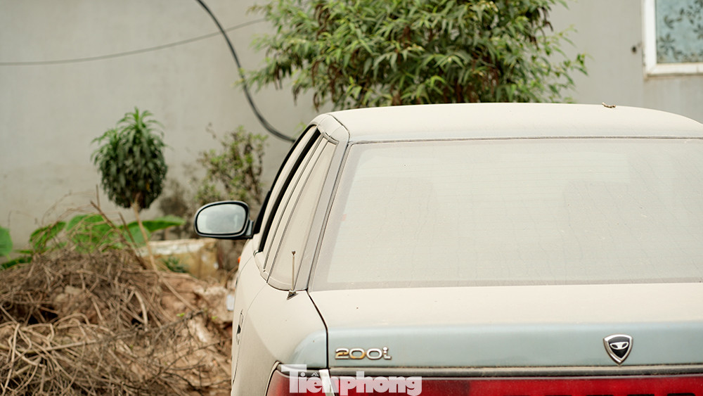 Bụi từ lòng đường phủ mờ các phương tiện ven đường. Bụi từ lòng đường phủ mờ các phương tiện ven đường.