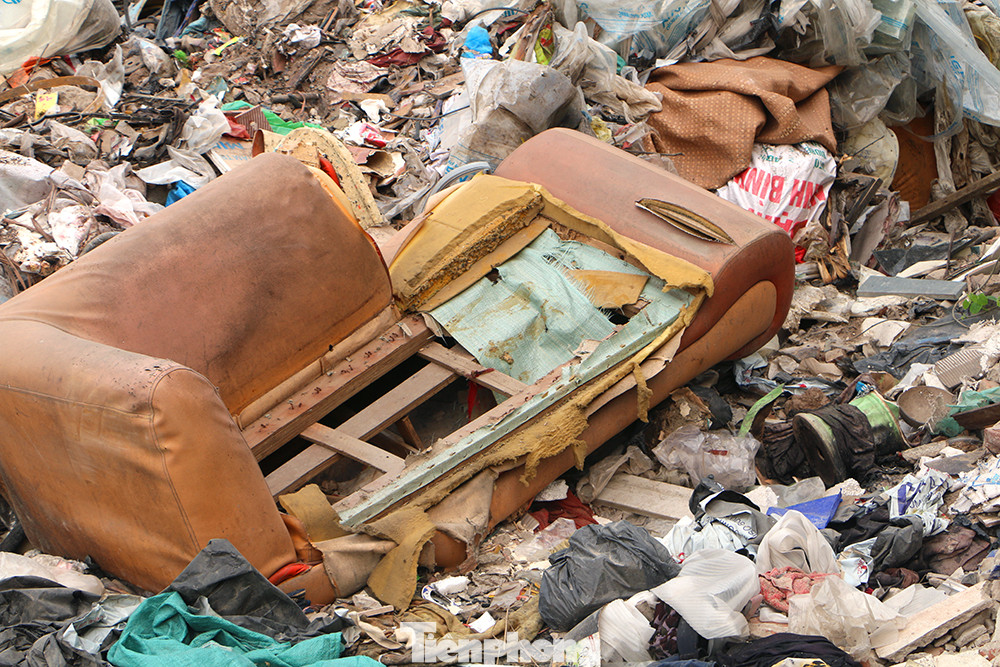 Ghế sofa 'chễm chệ' trên bãi rác. Ghế sofa 'chễm chệ' trên bãi rác.