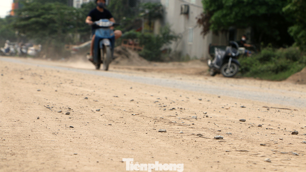 Đất, đá phủ kín, mặt đường nhựa lộ ra chỉ đủ chỗ cho một xe máy di chuyển. Mỗi đợt xe qua là bụi cuốn tung mù mịt. Đất, đá phủ kín, mặt đường nhựa lộ ra chỉ đủ chỗ cho một xe máy di chuyển. Mỗi đợt xe qua là bụi cuốn tung mù mịt.