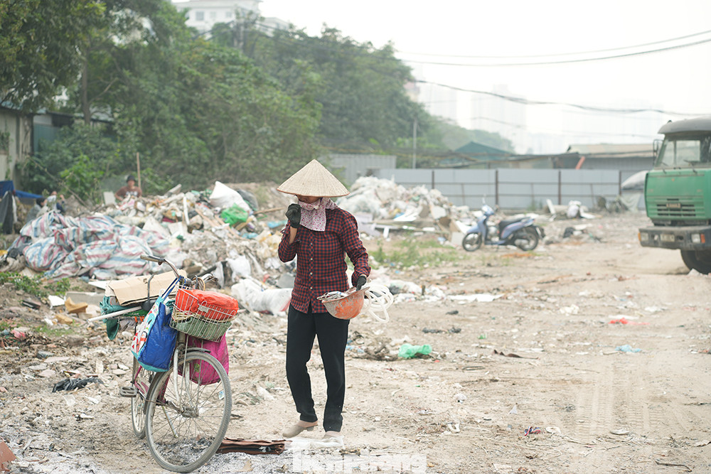 Với những người lao động thu gom phế liệu, khu vực này đến nay vẫn là một 'vựa thu hoạch' màu mỡ. Với những người lao động thu gom phế liệu, khu vực này đến nay vẫn là một 'vựa thu hoạch' màu mỡ.