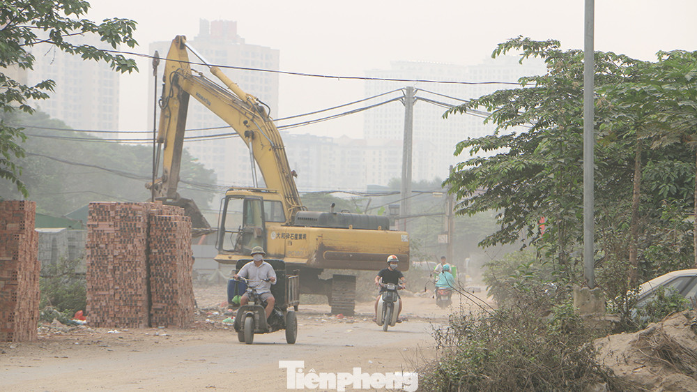 Con đường dẫn vào dự án Bệnh viện Đa khoa Thanh Xuân rơi vào tình trạng mịt mù. Con đường dẫn vào dự án Bệnh viện Đa khoa Thanh Xuân rơi vào tình trạng mịt mù.
