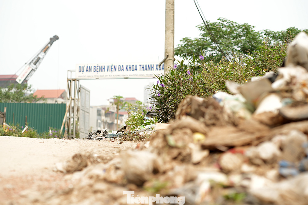 Cổng dự án Bệnh viện Đa khoa Thanh Xuân ngập chìm trong rác thải và phế liệu. Cổng dự án Bệnh viện Đa khoa Thanh Xuân ngập chìm trong rác thải và phế liệu.