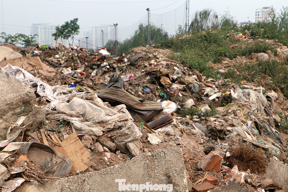 Rác thải chất cao thành 'núi' ngay sát sân bóng Đầm Hồng chưa biết khi nào mới được dọn sạch. Rác thải chất cao thành 'núi' ngay sát sân bóng Đầm Hồng chưa biết khi nào mới được dọn sạch.