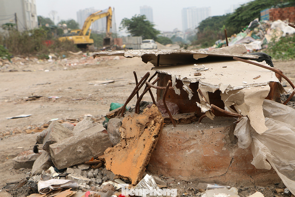 Trụ bê tông 'nằm chờ' được xúc đi, mất mỹ quan và tiềm ẩn rủi ro tai nạn. Trụ bê tông 'nằm chờ' được xúc đi, mất mỹ quan và tiềm ẩn rủi ro tai nạn.