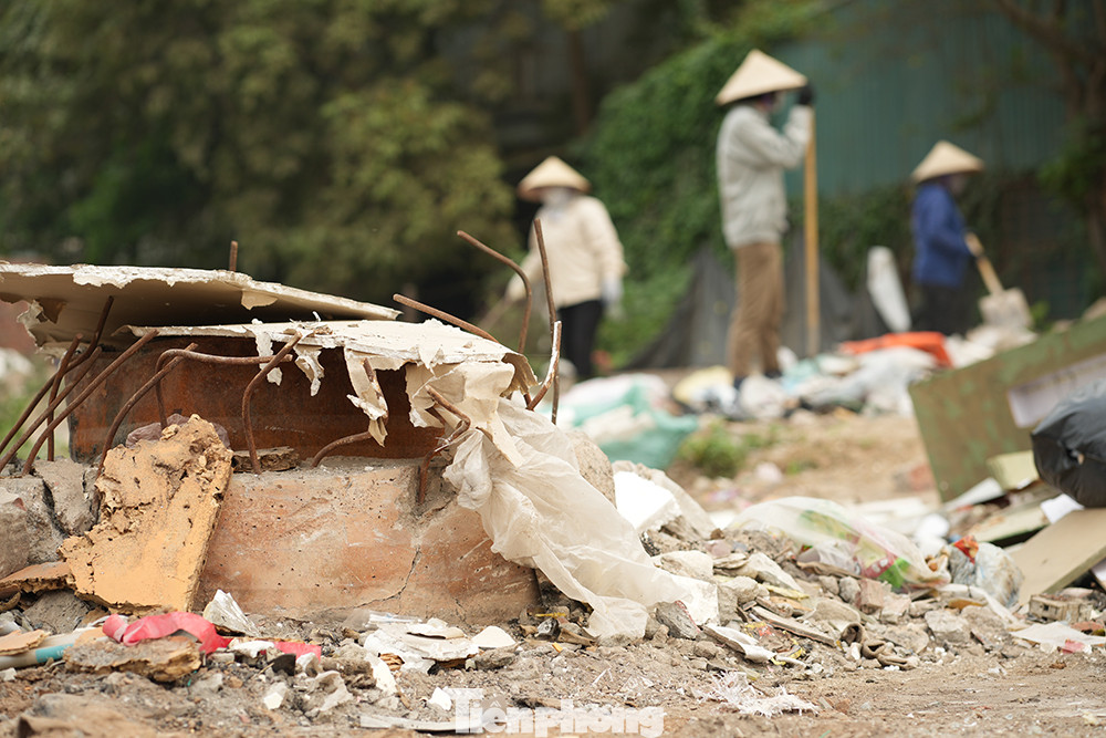 Tới sáng 5/4 tại bãi rác có sự xuất hiện của công nhân môi trường và máy móc thu dọn, tuy nhiên số lượng rác quá tải, nhiều đống vẫn 'nằm chờ' được xử lý. Tới sáng 5/4 tại bãi rác có sự xuất hiện của công nhân môi trường và máy móc thu dọn, tuy nhiên số lượng rác quá tải, nhiều đống vẫn 'nằm chờ' được xử lý.