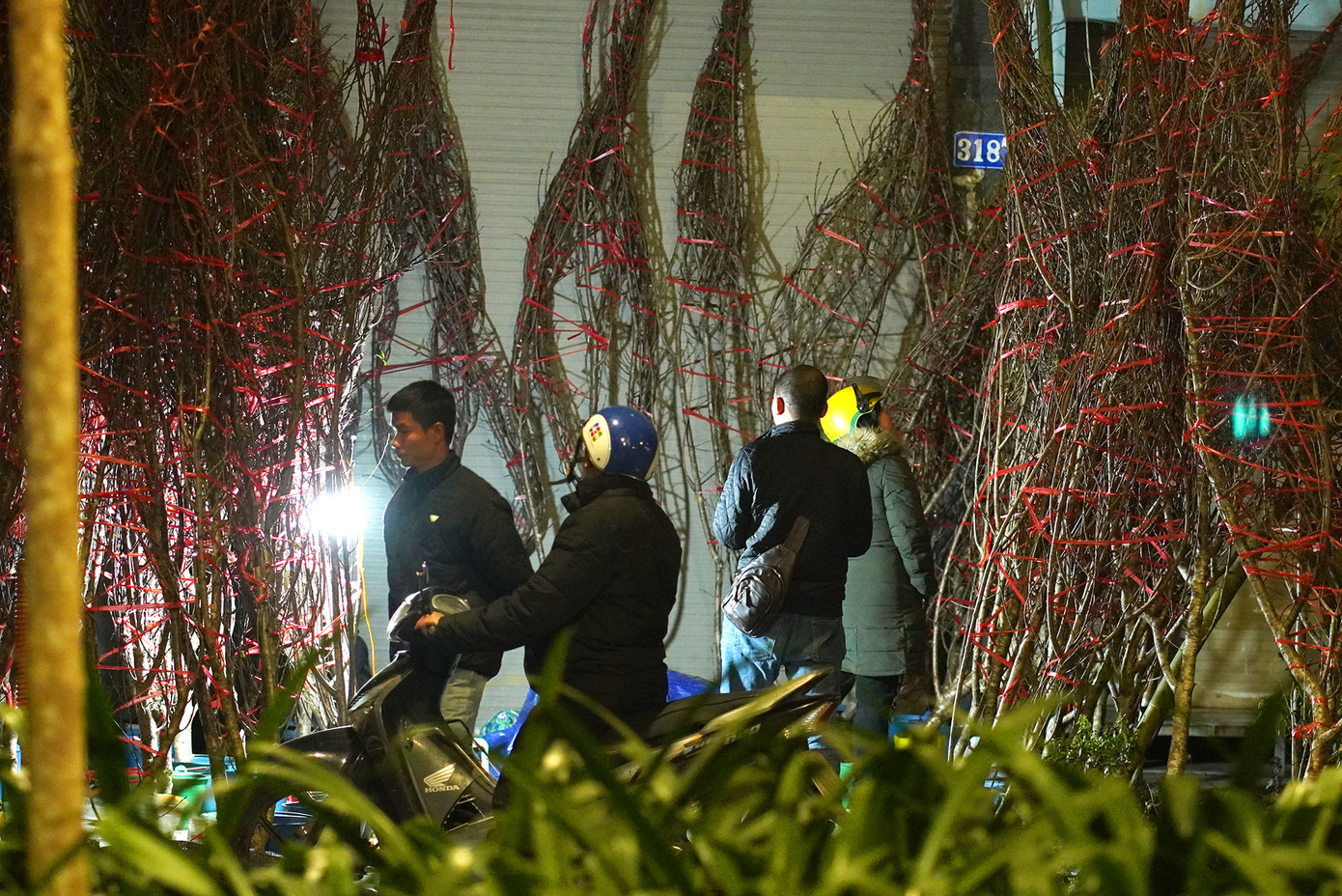 23h khuya, tại một góc đường được tiểu thương chăng đèn tiếp khách đi chợ đêm.